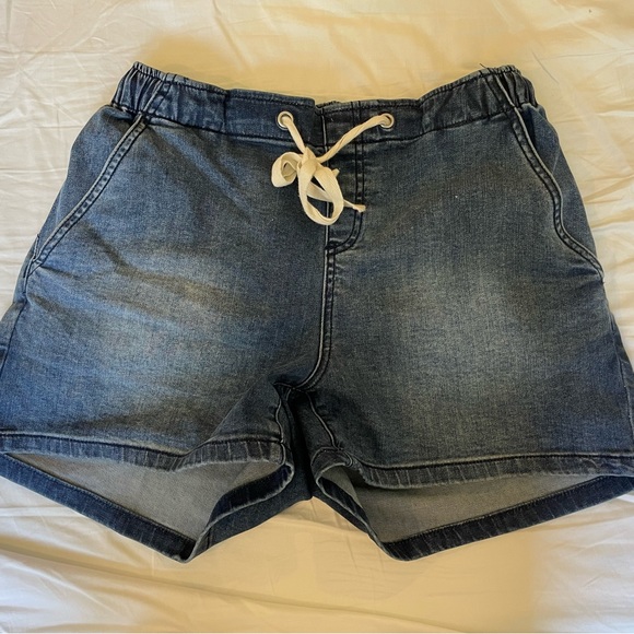Stretchy Maternity Jean Shorts - Picture 4 of 4